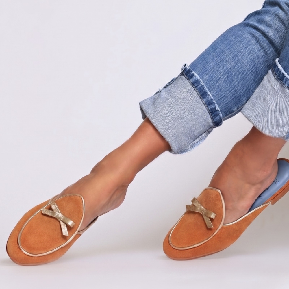 Slip on Bow Tie Camurça Caramelo Monica Salgado